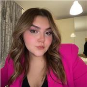 Studentessa universitaria impartisce lezioni di inglese